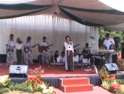 Grup Band Sekolah …. ” Satakolana” pimpinan Bapak Gerry